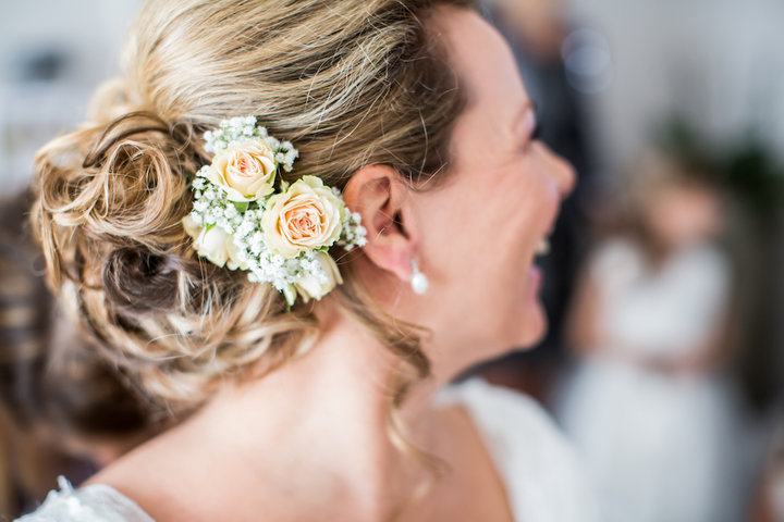 Haarcorsage van de bruid Haarcorsage van de bruid