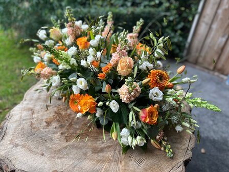 Rouwbloemstuk Oranje, peach &amp; wit