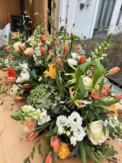 Rouwbloemstuk Oranje, peach &amp; wit