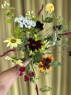 Zelf een boeket plukken en schikken in een vaas