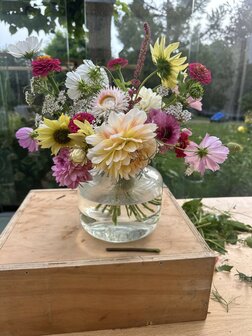 Zelf een boeket plukken en schikken in een vaas