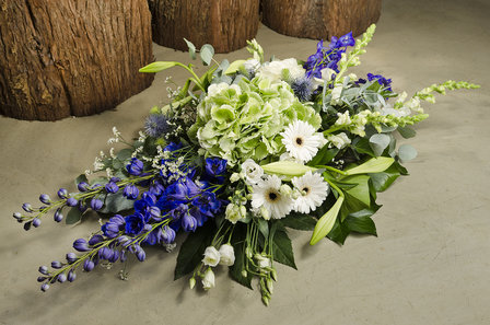 Rouwbloemstuk met blauw &amp; wit