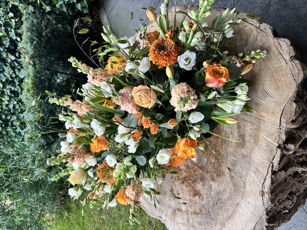 Rouwbloemstuk Oranje, peach & wit