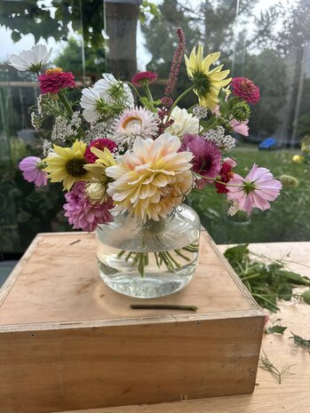 Zelf een boeket plukken en schikken in een vaas