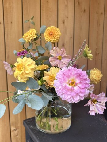 Zelf een boeket plukken en schikken in een vaas